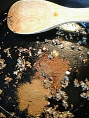 Ayurvedische Gewürze anbraten