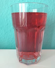 Hibiskustee im Glas
