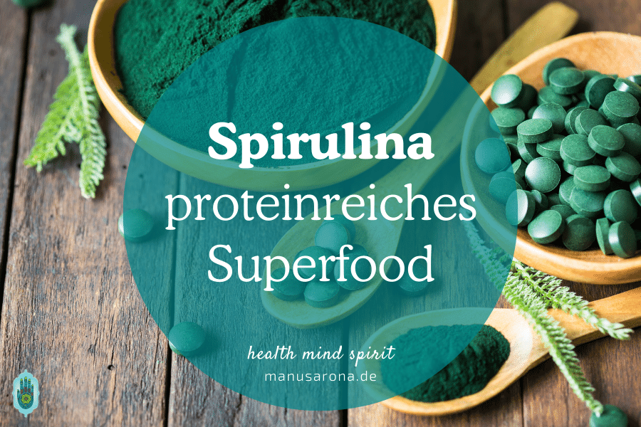 Spirulina: Das proteinreiche Superfood für deine Gesundheit und Vitalität MANU SARONA • health mind spirit • Dein Blog für ganzheitliches Wohlbefinden Spirulina Superfood Protein